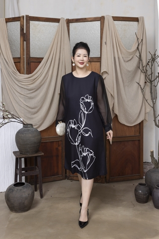 M COLLECTION | Váy Đầm Nữ Trung Niên Tặng Mẹ Suông Cổ Tròn Lụa Dày Thêu Hoa Tay Dài Đi Tiệc D13275LW01