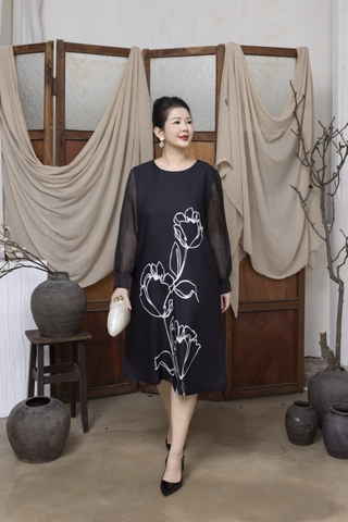 M COLLECTION | Váy Đầm Nữ Trung Niên Tặng Mẹ Suông Cổ Tròn Lụa Dày Thêu Hoa Tay Dài Đi Tiệc D13275LW01