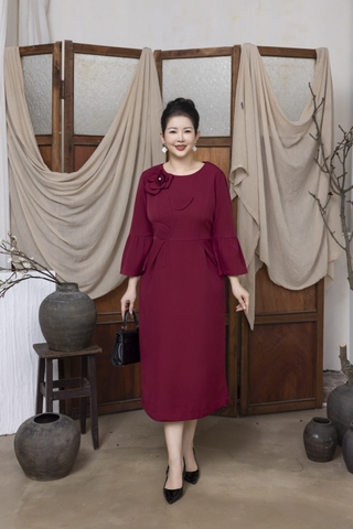 M COLLECTION | Váy Đầm Nữ Trung Niên Tặng Mẹ Cổ Tròn Lụa Dày Đính Hoa Nổi Tay Dài Nhấn Eo D13242LW01