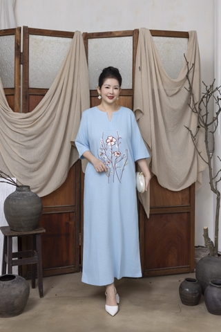 M COLLECTION | Váy Đầm Suông Nữ Trung Niên Tặng Mẹ Vải Linen Thêu Hoa Cổ Chữ V Tay Lỡ Có Túi D13234LW01