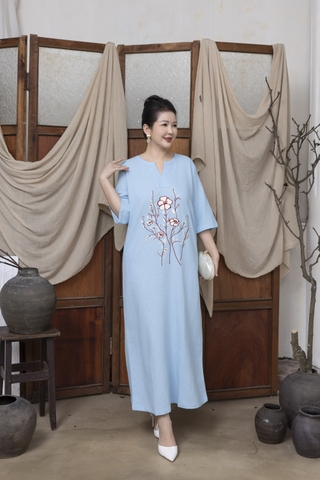 M COLLECTION | Váy Đầm Suông Nữ Trung Niên Tặng Mẹ Vải Linen Thêu Hoa Cổ Chữ V Tay Lỡ Có Túi D13234LW01