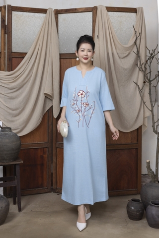 M COLLECTION | Váy Đầm Suông Nữ Trung Niên Tặng Mẹ Vải Linen Thêu Hoa Cổ Chữ V Tay Lỡ Có Túi D13234LW01