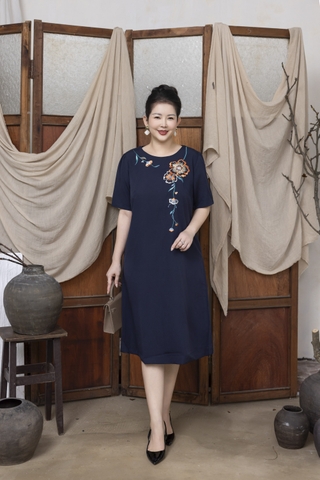 M COLLECTION | Váy Đầm Nữ Trung Niên Tặng Mẹ Suông Cổ Tròn Vải Lụa Dày Thêu Hoa Tay Ngắn D13215LW01