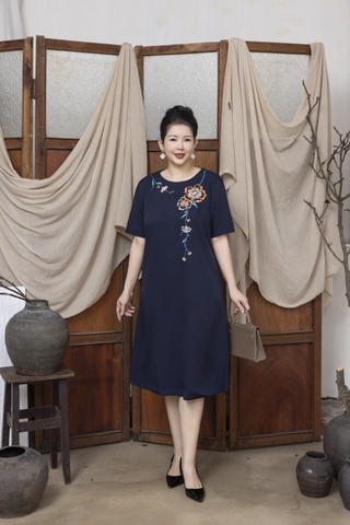 M COLLECTION | Váy Đầm Nữ Trung Niên Tặng Mẹ Suông Cổ Tròn Vải Lụa Dày Thêu Hoa Tay Ngắn D13215LW01