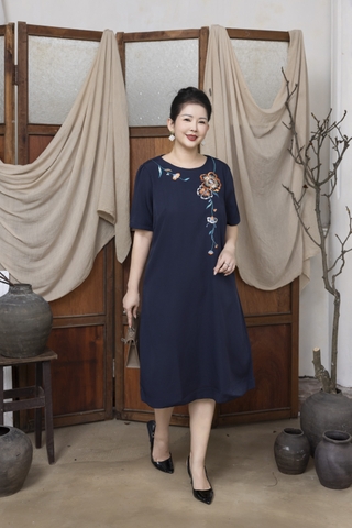 M COLLECTION | Váy Đầm Nữ Trung Niên Tặng Mẹ Suông Cổ Tròn Vải Lụa Dày Thêu Hoa Tay Ngắn D13215LW01