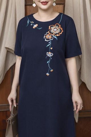 M COLLECTION | Váy Đầm Nữ Trung Niên Tặng Mẹ Suông Cổ Tròn Vải Lụa Dày Thêu Hoa Tay Ngắn D13215LW01