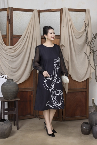 M COLLECTION | Váy Đầm Nữ Trung Niên Tặng Mẹ Suông Cổ Tròn Lụa Dày Thêu Hoa Tay Dài Đi Tiệc D13275LW01