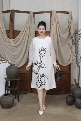 M COLLECTION | Váy Đầm Nữ Trung Niên Tặng Mẹ Suông Cổ Tròn Lụa Dày Thêu Hoa Tay Dài Đi Tiệc D13275LW01