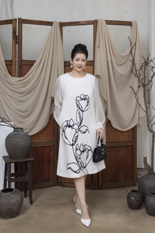 M COLLECTION | Váy Đầm Nữ Trung Niên Tặng Mẹ Suông Cổ Tròn Lụa Dày Thêu Hoa Tay Dài Đi Tiệc D13275LW01