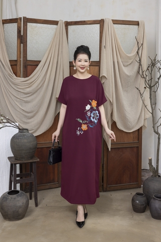 M COLLECTION | Váy Đầm Nữ Trung Niên Tặng Mẹ Suông Cổ Tròn Lụa Dày Thêu Hoa Tay Ngắn Xẻ Tà D13220LW01