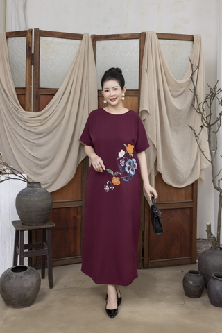 M COLLECTION | Váy Đầm Nữ Trung Niên Tặng Mẹ Suông Cổ Tròn Lụa Dày Thêu Hoa Tay Ngắn Xẻ Tà D13220LW01