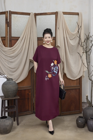 M COLLECTION | Váy Đầm Nữ Trung Niên Tặng Mẹ Suông Cổ Tròn Lụa Dày Thêu Hoa Tay Ngắn Xẻ Tà D13220LW01