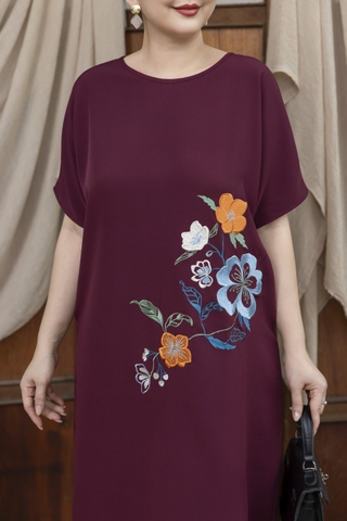 M COLLECTION | Váy Đầm Nữ Trung Niên Tặng Mẹ Suông Cổ Tròn Lụa Dày Thêu Hoa Tay Ngắn Xẻ Tà D13220LW01