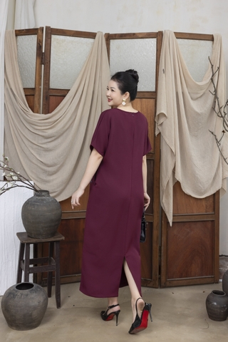 M COLLECTION | Váy Đầm Nữ Trung Niên Tặng Mẹ Suông Cổ Tròn Lụa Dày Thêu Hoa Tay Ngắn Xẻ Tà D13220LW01