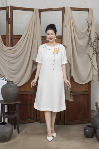 M COLLECTION | Váy Đầm Nữ Trung Niên Tặng Mẹ Suông Cổ Tròn Vải Lụa Dày Thêu Hoa Tay Ngắn D13215LW01