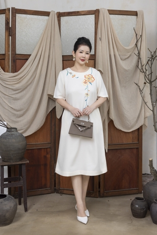 M COLLECTION | Váy Đầm Nữ Trung Niên Tặng Mẹ Suông Cổ Tròn Vải Lụa Dày Thêu Hoa Tay Ngắn D13215LW01
