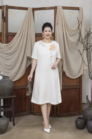 M COLLECTION | Váy Đầm Nữ Trung Niên Tặng Mẹ Suông Cổ Tròn Vải Lụa Dày Thêu Hoa Tay Ngắn D13215LW01