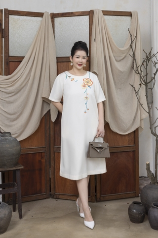 M COLLECTION | Váy Đầm Nữ Trung Niên Tặng Mẹ Suông Cổ Tròn Vải Lụa Dày Thêu Hoa Tay Ngắn D13215LW01