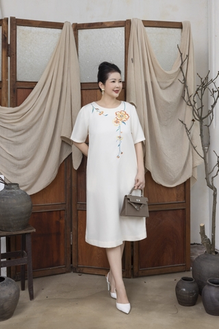 M COLLECTION | Váy Đầm Nữ Trung Niên Tặng Mẹ Suông Cổ Tròn Vải Lụa Dày Thêu Hoa Tay Ngắn D13215LW01