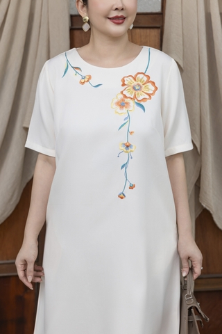 M COLLECTION | Váy Đầm Nữ Trung Niên Tặng Mẹ Suông Cổ Tròn Vải Lụa Dày Thêu Hoa Tay Ngắn D13215LW01