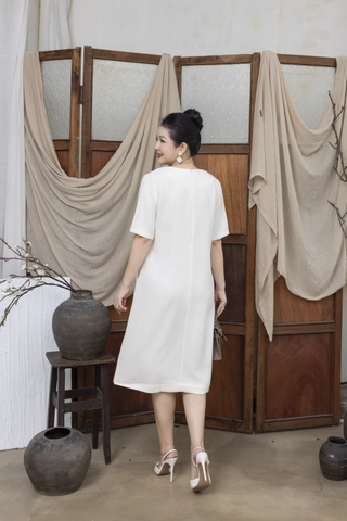 M COLLECTION | Váy Đầm Nữ Trung Niên Tặng Mẹ Suông Cổ Tròn Vải Lụa Dày Thêu Hoa Tay Ngắn D13215LW01