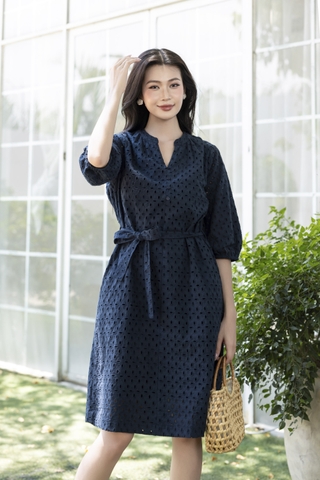 SWANLAKE | Váy Đầm Nữ Suông Cô Trụ Cài Nút Dây Thắt Eo Cotton Thêu Đục Lỗ Tay Bí Lỡ Có Túi D12671LW01