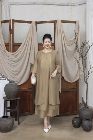 M COLLECTION | Váy Đầm Suông Nữ Trung Niên Tặng Mẹ Vải Tơ Cổ Vuông Đính Nút Tay Lỡ Xẻ Tà D13223LW01