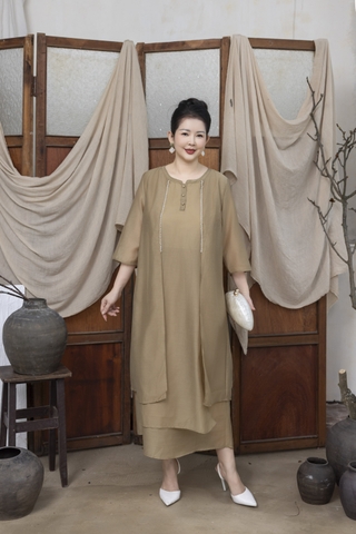 M COLLECTION | Váy Đầm Suông Nữ Trung Niên Tặng Mẹ Vải Tơ Cổ Vuông Đính Nút Tay Lỡ Xẻ Tà D13223LW01