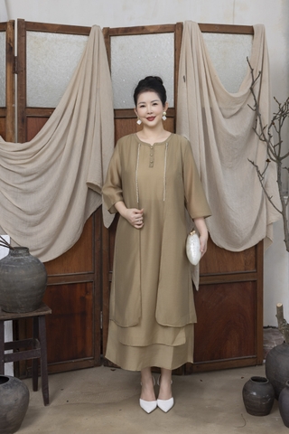 M COLLECTION | Váy Đầm Suông Nữ Trung Niên Tặng Mẹ Vải Tơ Cổ Vuông Đính Nút Tay Lỡ Xẻ Tà D13223LW01