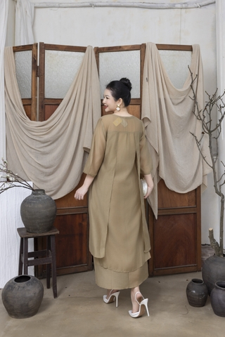 M COLLECTION | Váy Đầm Suông Nữ Trung Niên Tặng Mẹ Vải Tơ Cổ Vuông Đính Nút Tay Lỡ Xẻ Tà D13223LW01