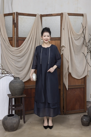 M COLLECTION | Váy Đầm Suông Nữ Trung Niên Tặng Mẹ Vải Tơ Cổ Vuông Đính Nút Tay Lỡ Xẻ Tà D13223LW01