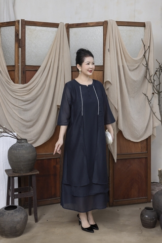 M COLLECTION | Váy Đầm Suông Nữ Trung Niên Tặng Mẹ Vải Tơ Cổ Vuông Đính Nút Tay Lỡ Xẻ Tà D13223LW01