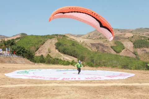 Kon Tum: Khai mạc Giải dù lượn “Khám phá đại ngàn- Sa Thầy 2024”