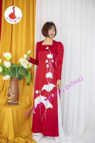 Áo dài thiết kế cổ vuông tay bồng kết hoa sen màu đỏ vải Queen