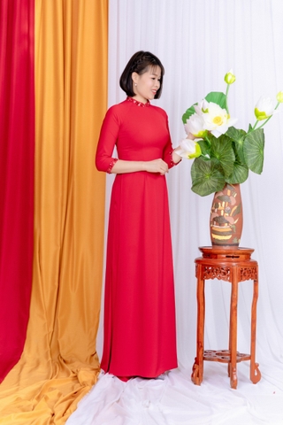 Áo dài màu đỏ kết tỷ mỉ cổ 2,5cm vải Lụa Hồng Ngọc