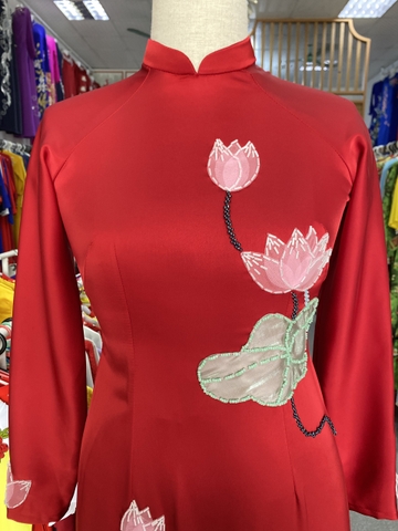 Ao dài màu đỏ vải Queen đắp sen thêu  1 chim hạc