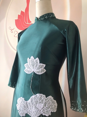 Áo dài mẹ vải Satin bóng kết hoa sen trắng/ Áo dài Trung Đồng
