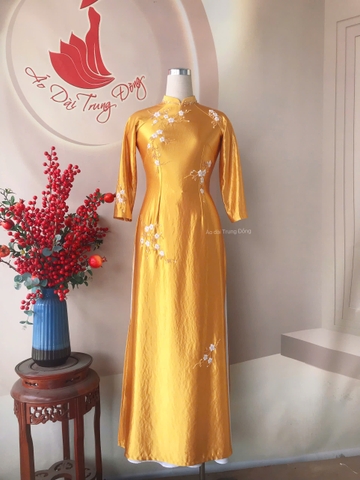 Áo dài mẹ chất vải lụa satin cao cấp thêu hoa thủ công màu vàng / Áo dài Trung Đồng