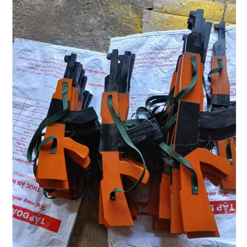 Đạo cụ súng AK gỗ biểu diễn