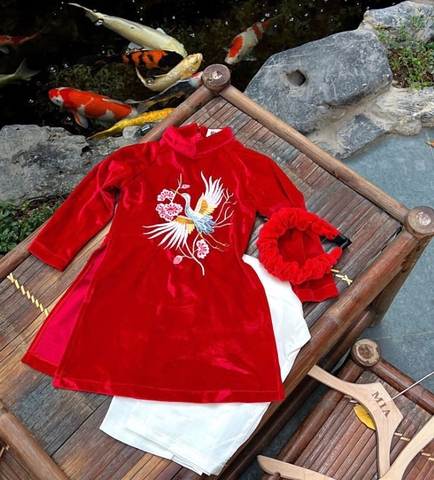 MT - ÁO DÀI NHUNG ĐỎ THÊU HÌNH HẠC KÈM MẤN