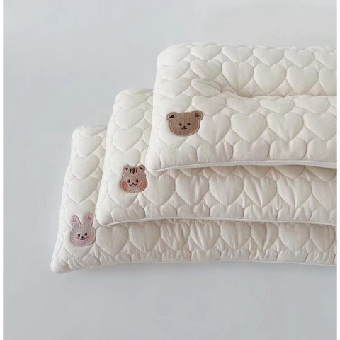 BW - GỐI CHỮ NHẬT TRÁI TIM THÊU MẶT THÚ