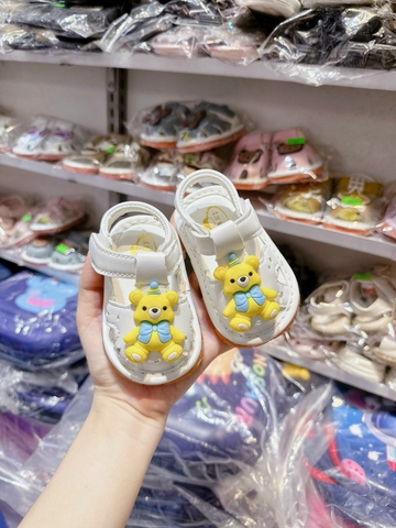 KB - Sandal trắng đinh gấu vàng(15-19)