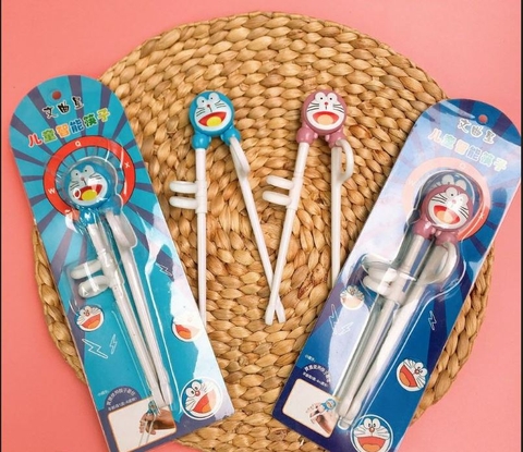 ĐŨA XỎ NGÓN TẬP GẮP DOREMON