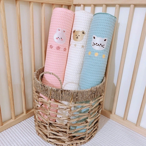 MONONA - GỐI ÔM THÊU VẢI WAFFLE