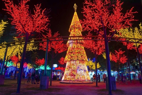 Cột Đèn Trang Trí Cây Thông Cao 7M LED F5 Chiếu Sáng Trung Tâm Thương Mại