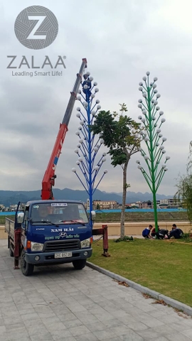 Cột Đèn Trang Trí Kiểu Dáng Cây Thông Cao 10M Với 45 Tay Đèn Quả Cầu D250