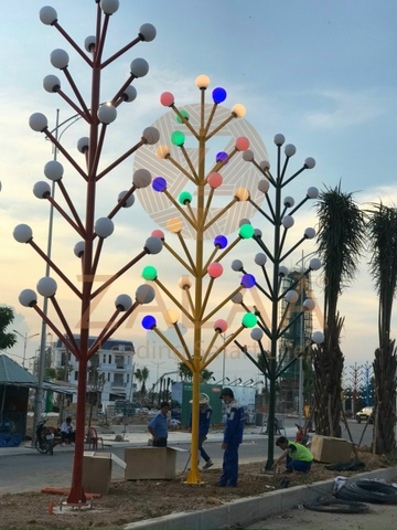 Cột Đèn Trang Trí Cây Thông 30 Tay Quả Cầu D200 Đủ Màu Sắc Cao 5M ZALAA