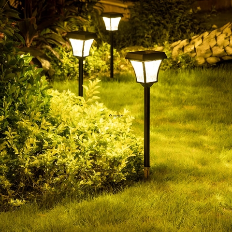 Đèn Cắm Cỏ sử dụng Năng Lượng Mặt Trời chiếu sáng Bãi Cỏ, Gốc Cây Sân Vườn