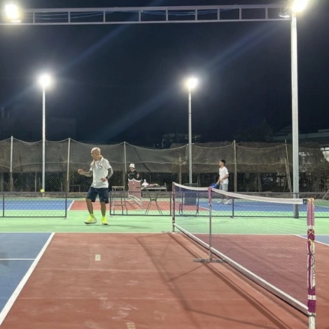 Đèn Chiếu Sáng Sân Thể Thao Pickleball 100W 200W 300W 400w cho cụm 2 sân đến 4 sân