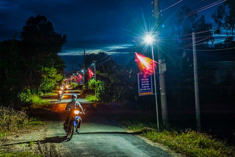 Đèn Năng Lượng Mặt Trời Thắp Sáng Đường Quê - Nông Thôn Mới